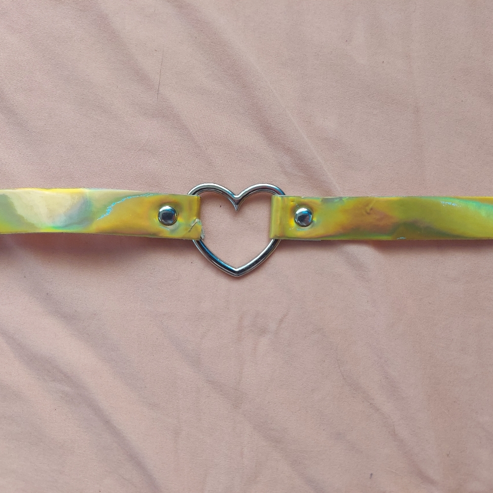 Holographic heart choker